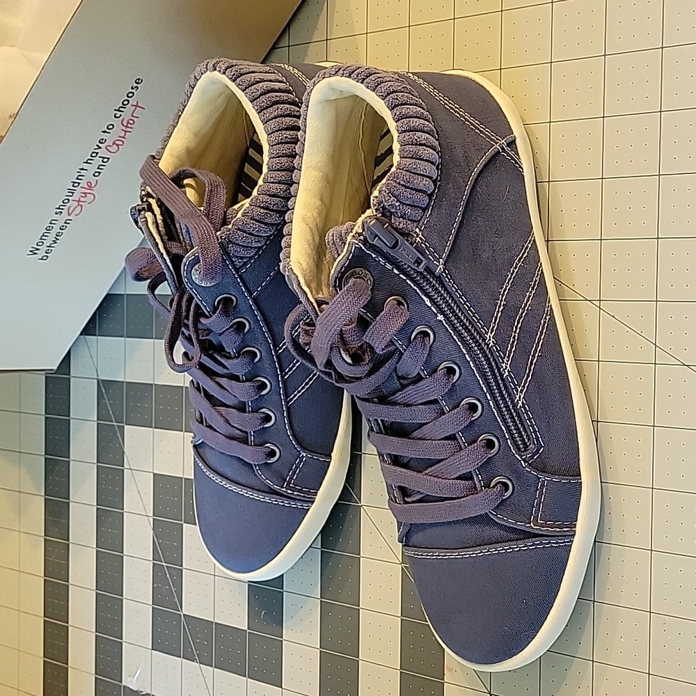 NIB Navy Taos Zip Up Sneaker Size 7